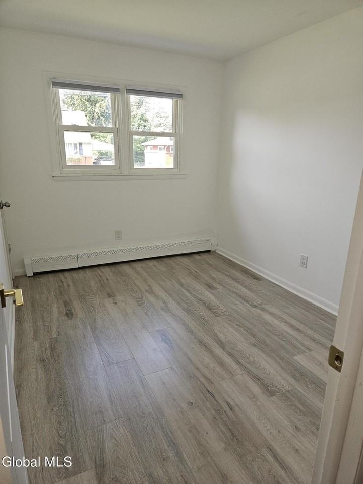 4 Eastwood Dr - Photo 6 of 18