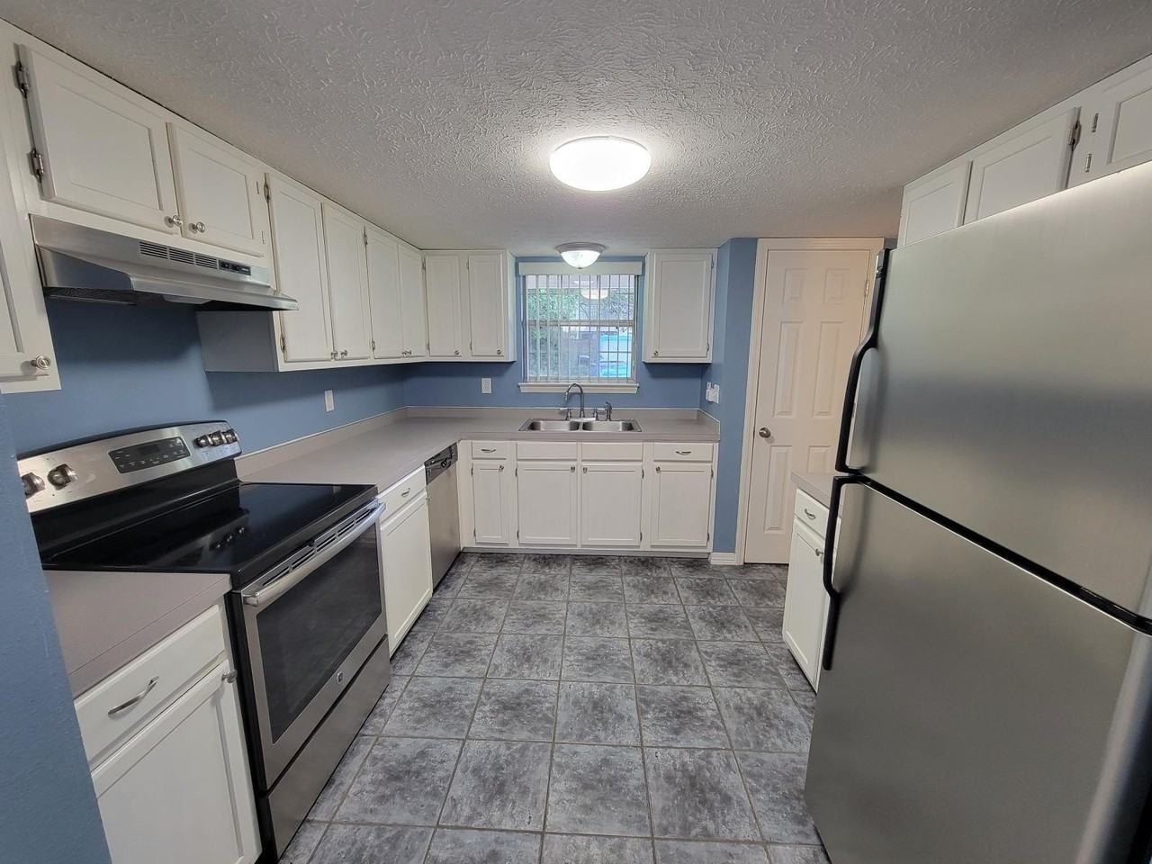 2415 Suwanee Ln - Photo 3 of 18