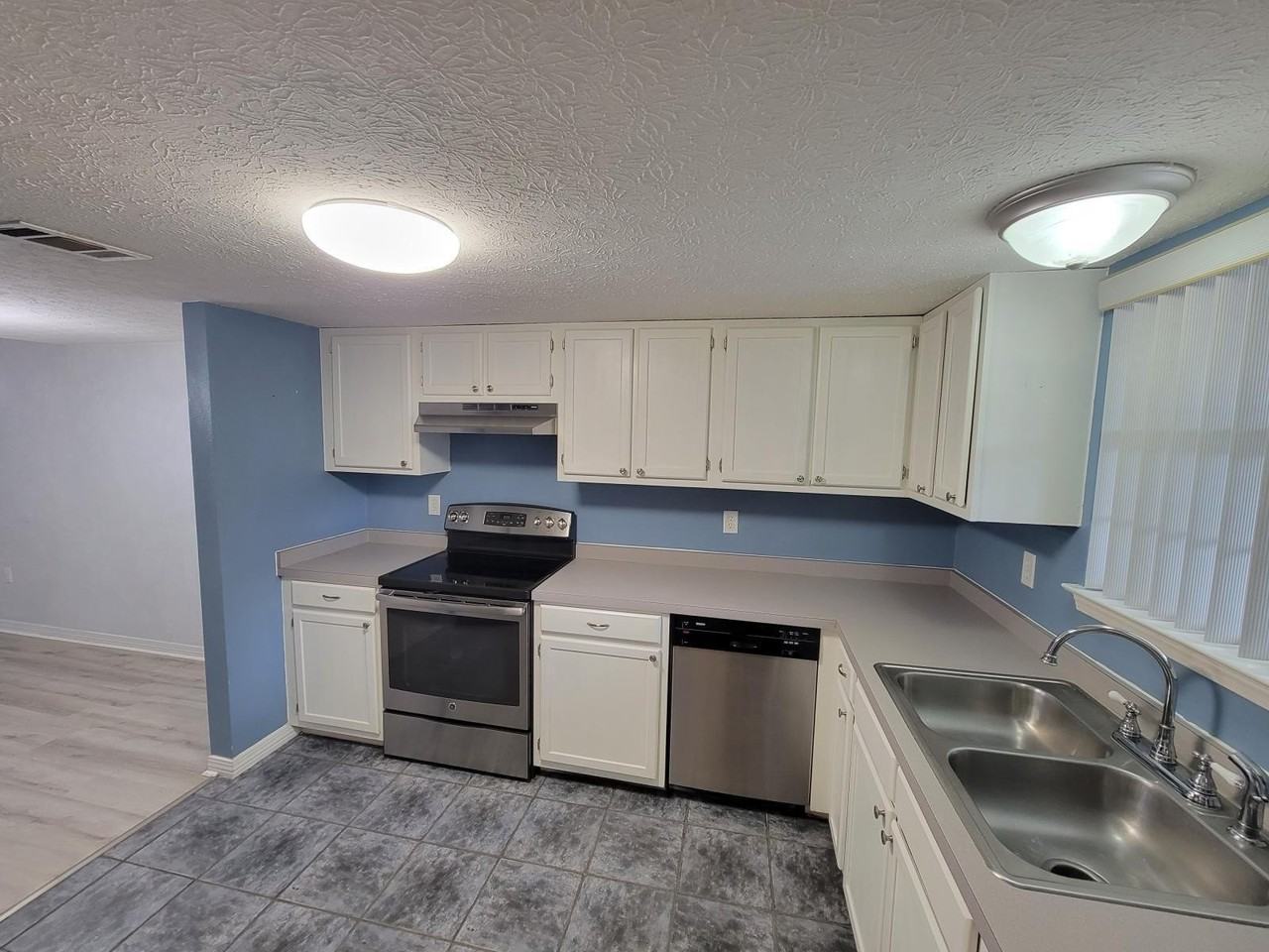 2415 Suwanee Ln - Photo 4 of 18
