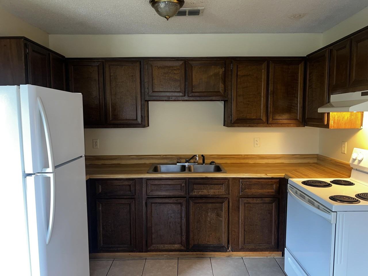 102 Lake St - Photo 2 of 9