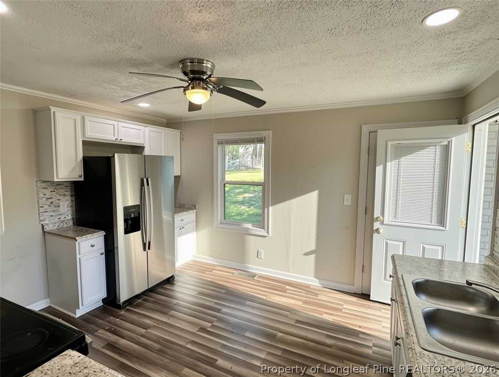 3921 Village Dr - Photo 4 of 15