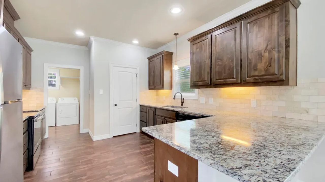 204 Francis Dr - Photo 2 of 10