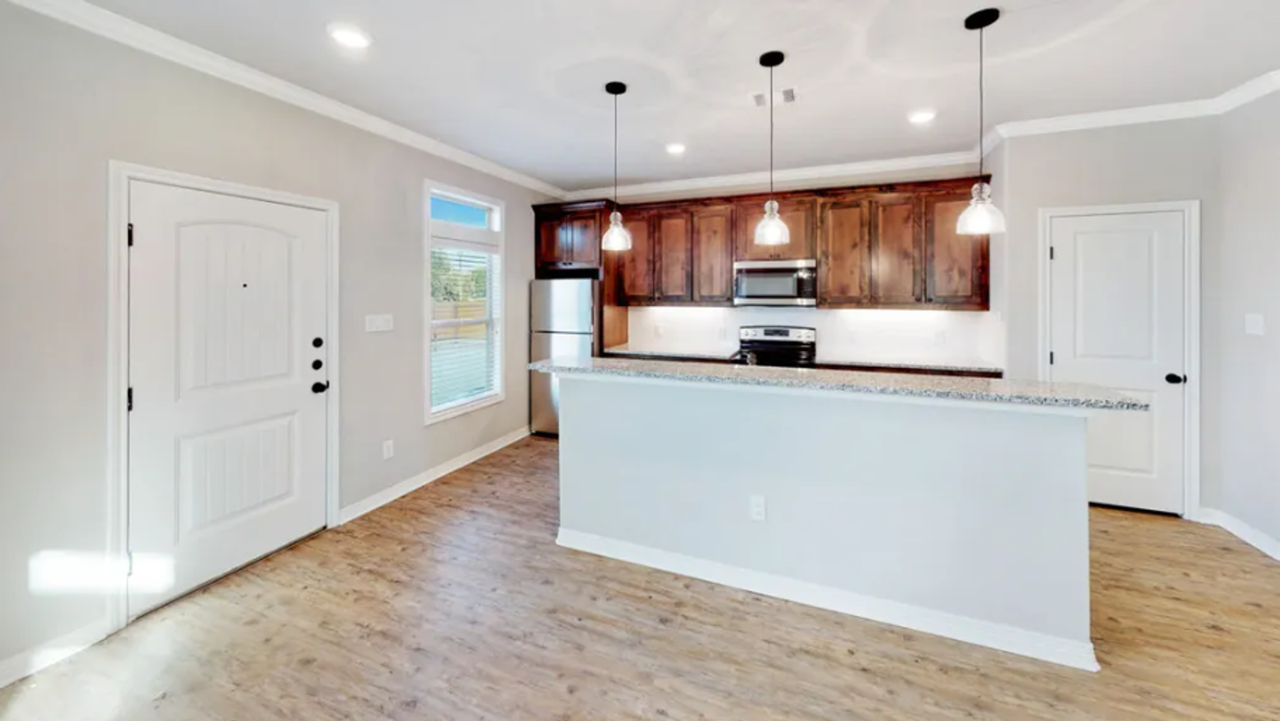 904 Montclair Avenue - Photo 2 of 9