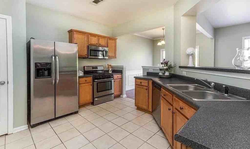5640 Sterling Ct - Photo 6 of 18