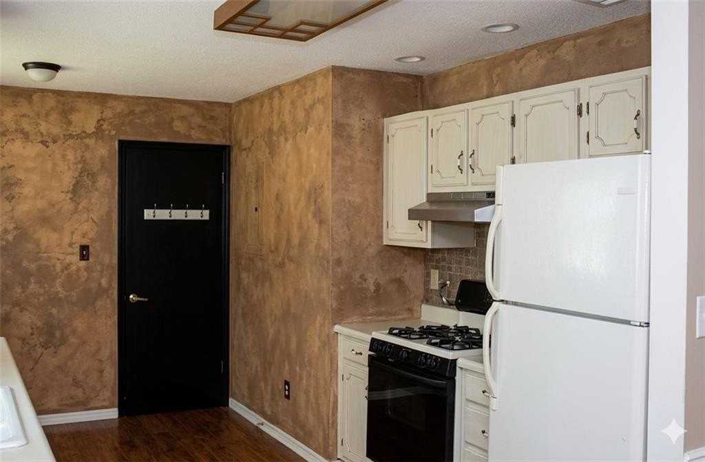 915 Clover Ln - Photo 3 of 4