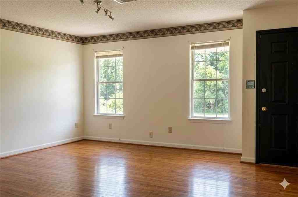 915 Clover Ln - Photo 4 of 4