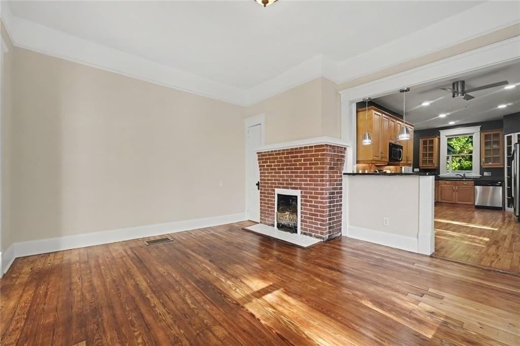 954 United Ave Se - Photo 3 of 30