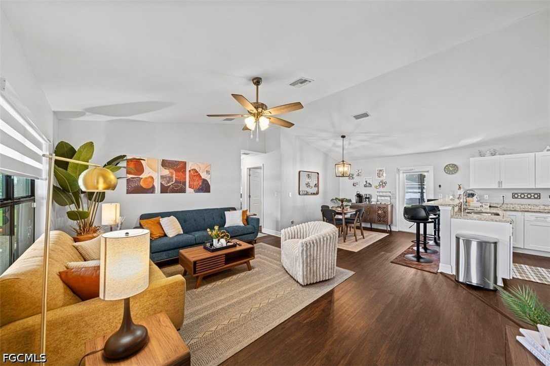 522 Ne Van Loon Ln - Photo 2 of 43