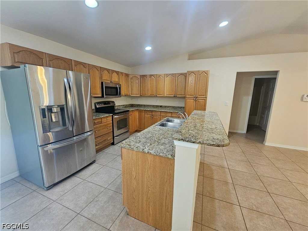 1116 Irving Ave - Photo 4 of 14