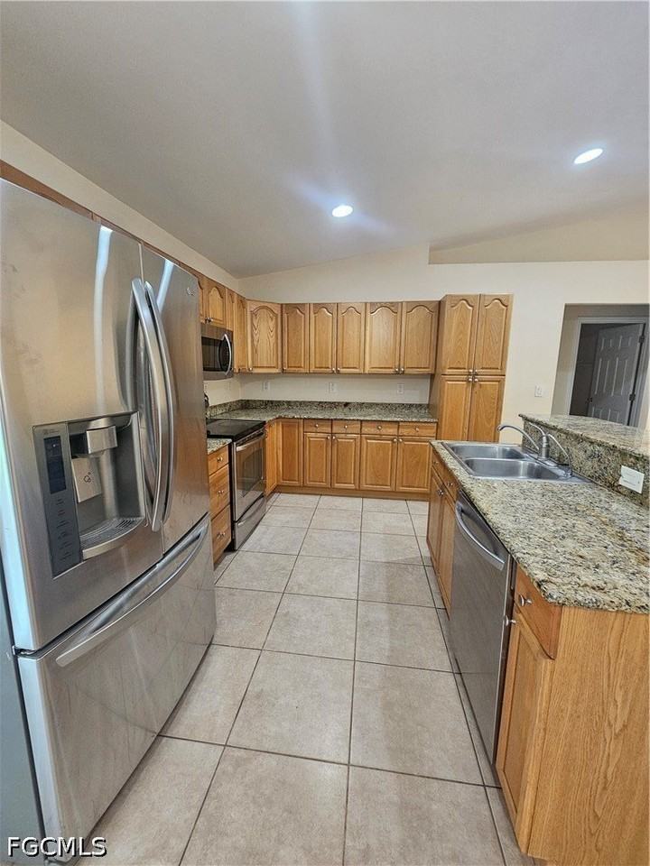 1116 Irving Ave - Photo 5 of 14