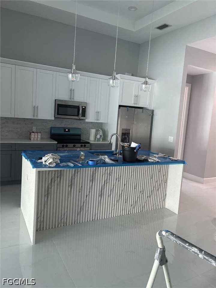 908 Ne 8th Pl - Photo 4 of 14