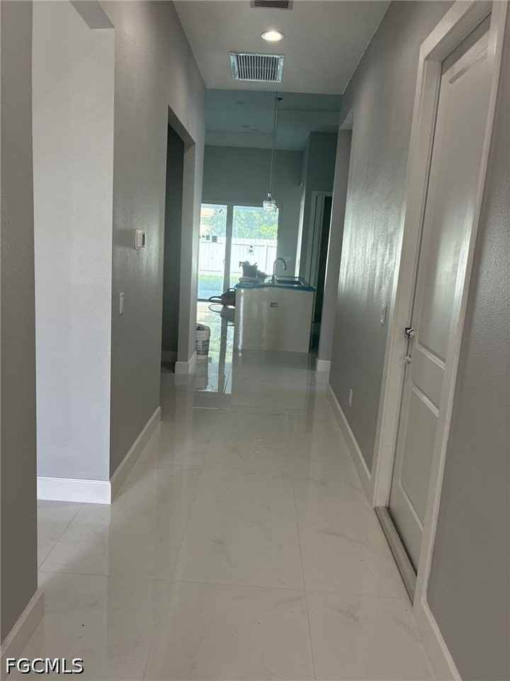 908 Ne 8th Pl - Photo 5 of 14