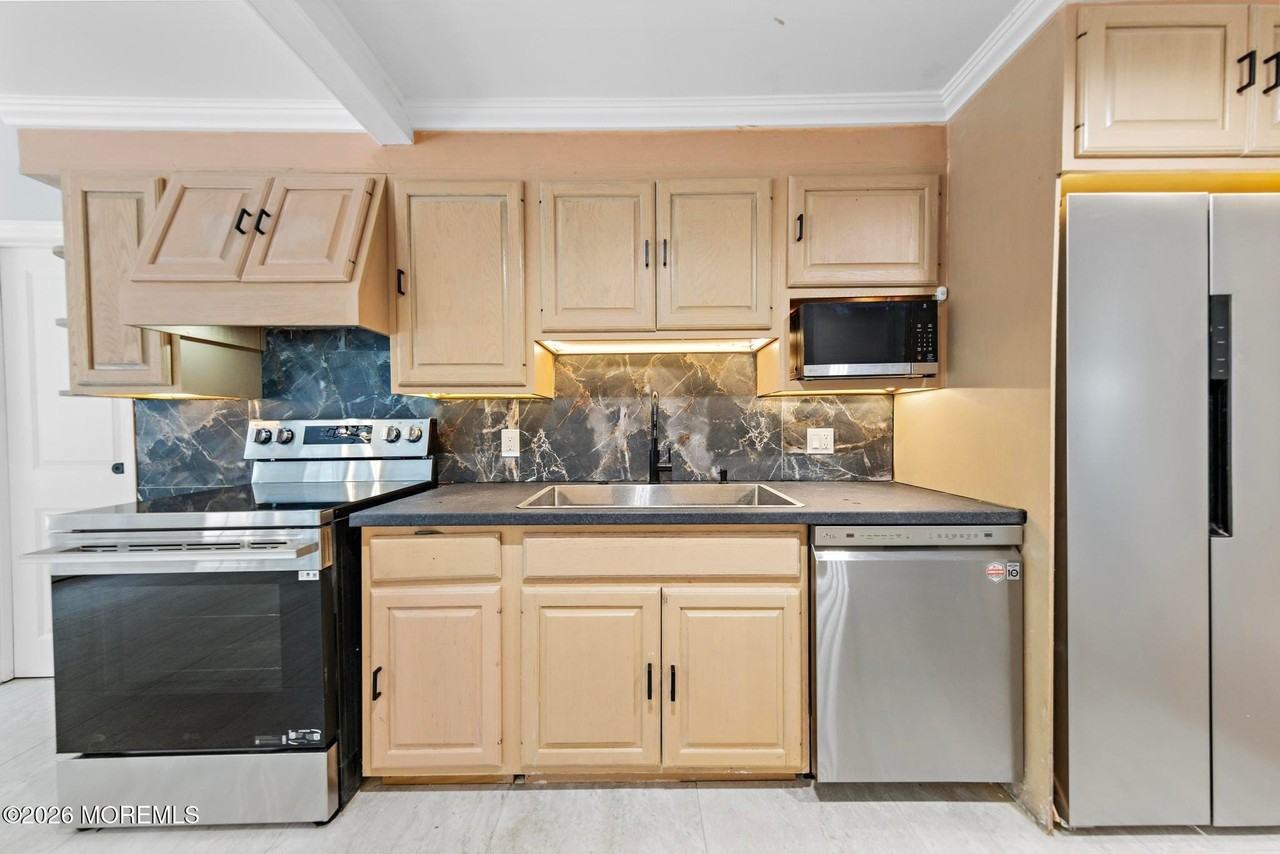 77 Pacific Ave - Photo 6 of 22