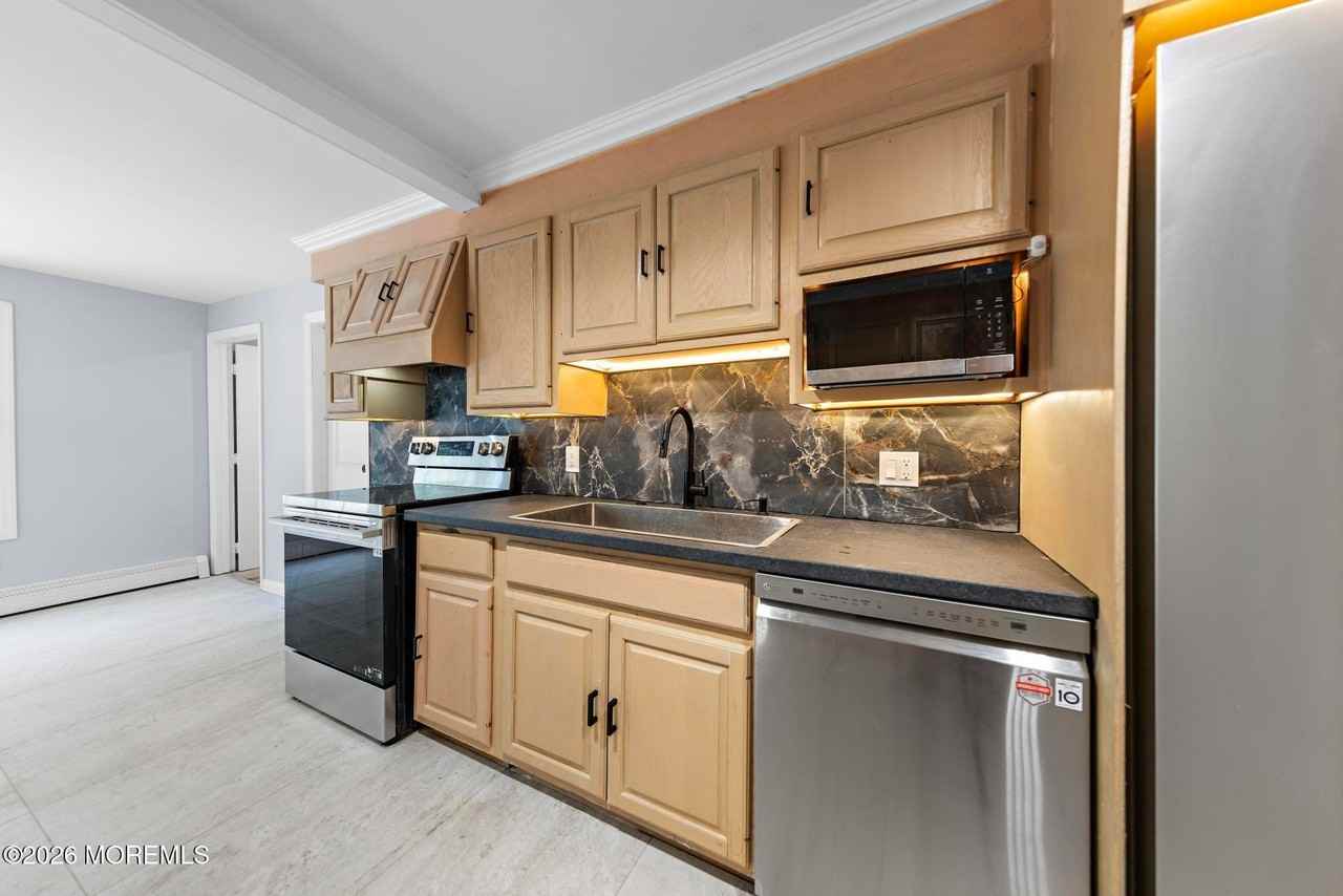 77 Pacific Ave - Photo 7 of 22