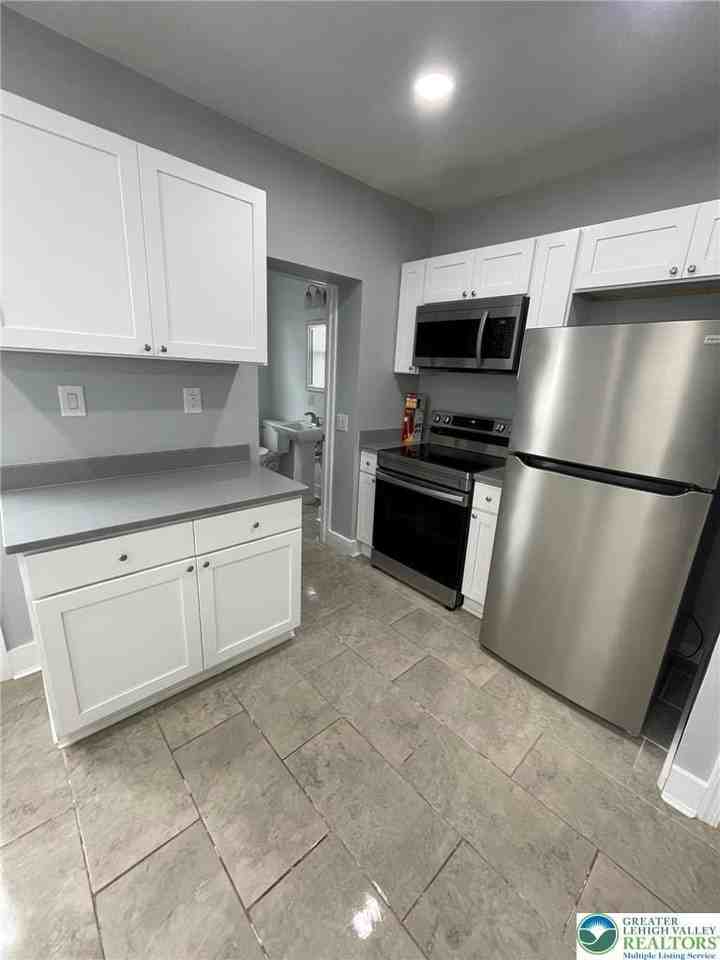 207 N Schanck Ave - Photo 5 of 26