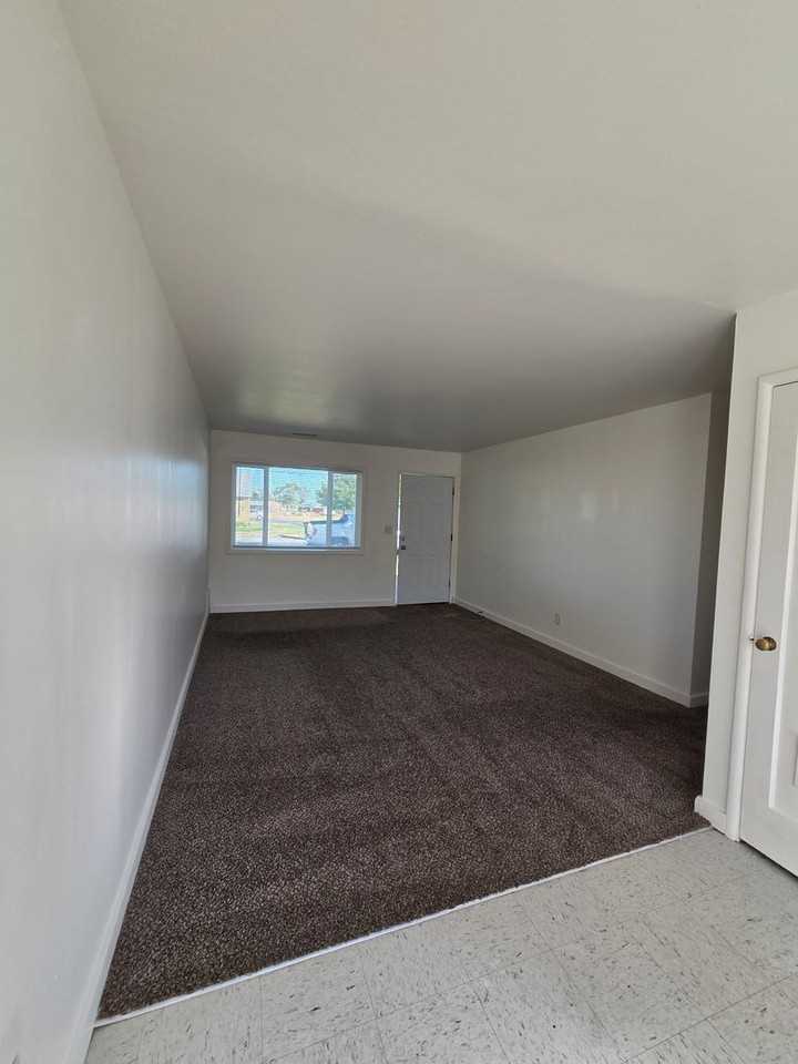 1204 Doolittle Dr - Photo 3 of 13