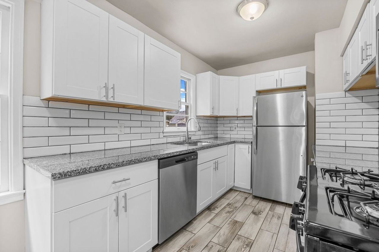 2408 26th St - Photo 2 of 19