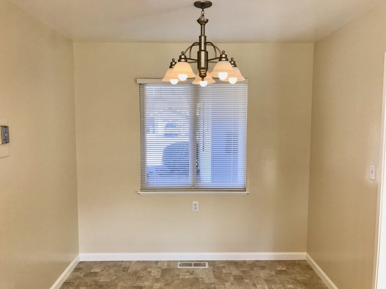 1230 Lynn Way - Photo 5 of 10