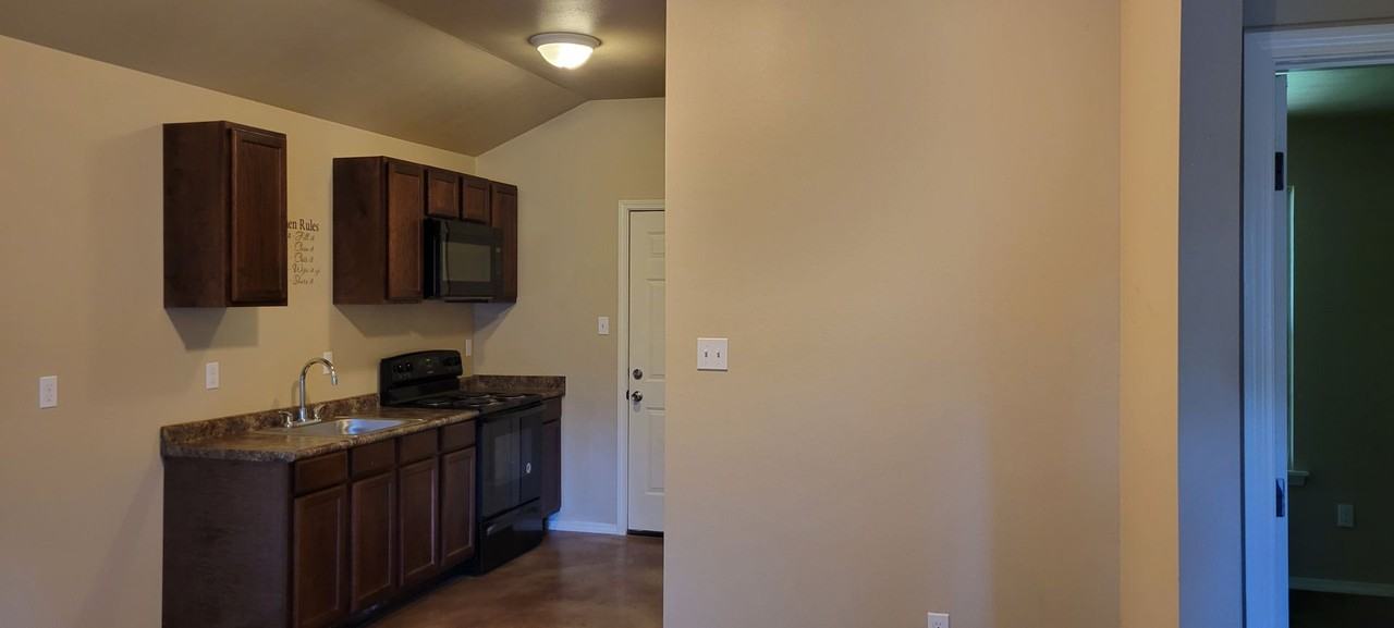 710 W 69th St - Photo 4 of 12