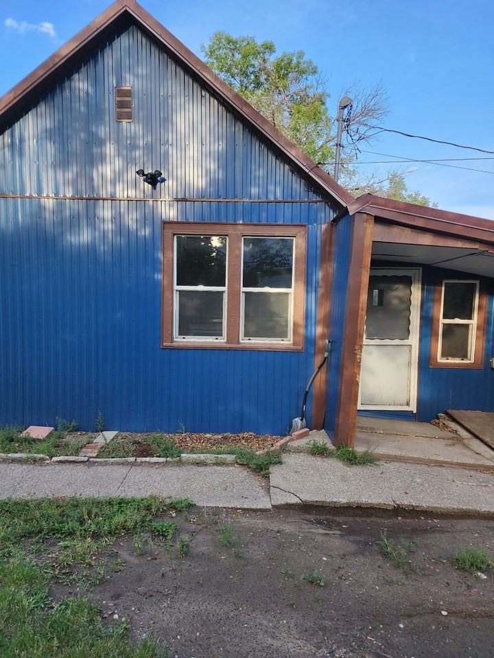 521 8th Ave S - Photo 2 of 8
