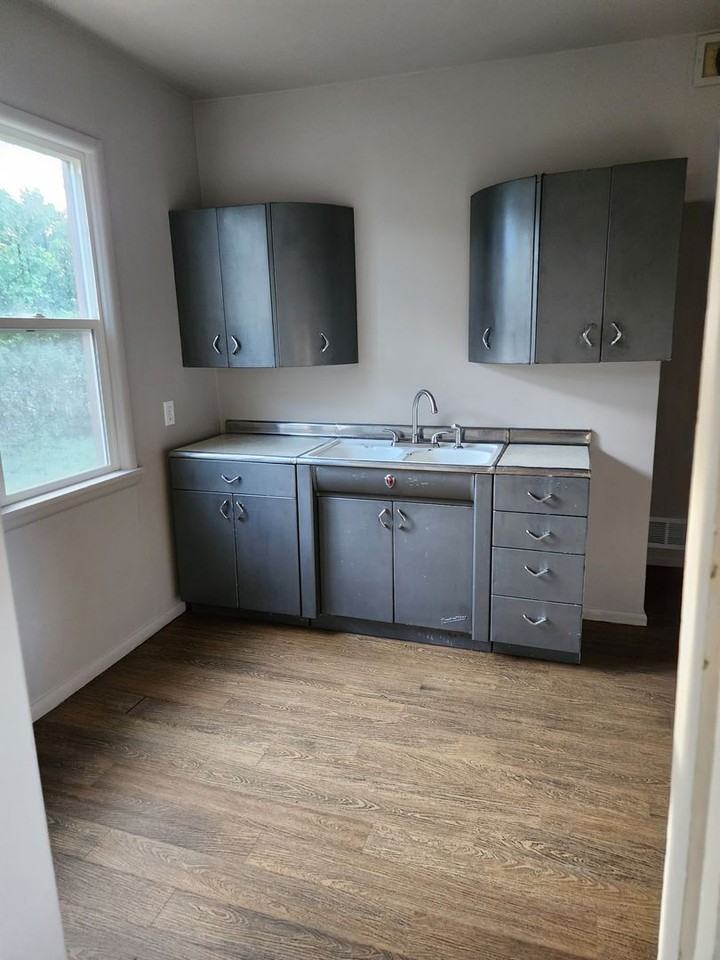 521 8th Ave S - Photo 3 of 8