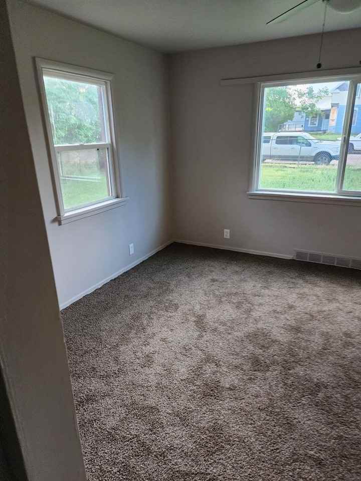 521 8th Ave S - Photo 5 of 8