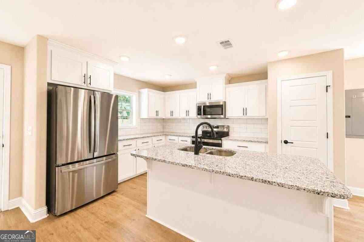 413 Madison Ave - Photo 5 of 44