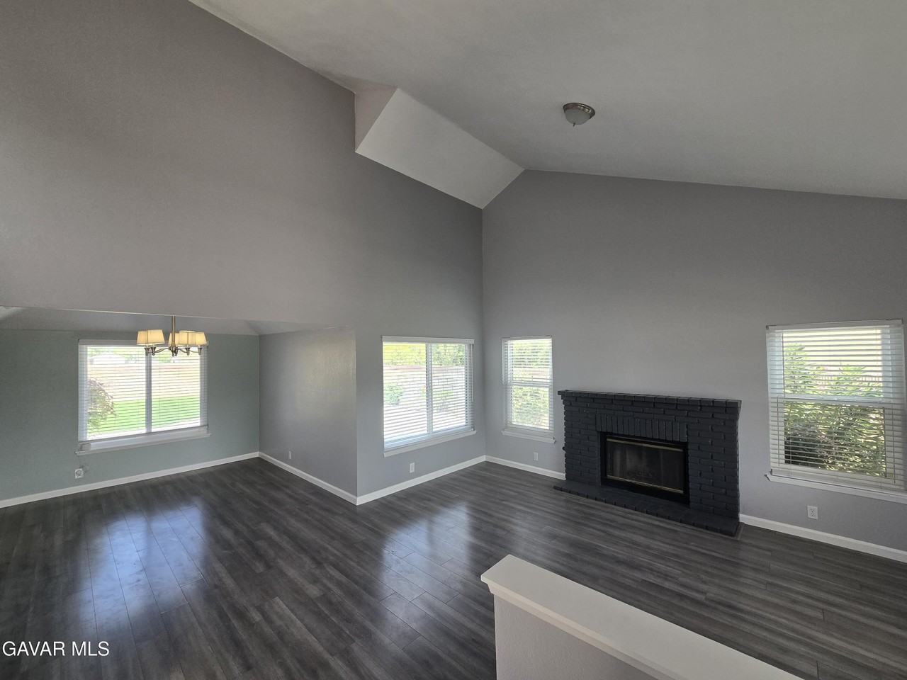 1621 W Newgrove St - Photo 5 of 28