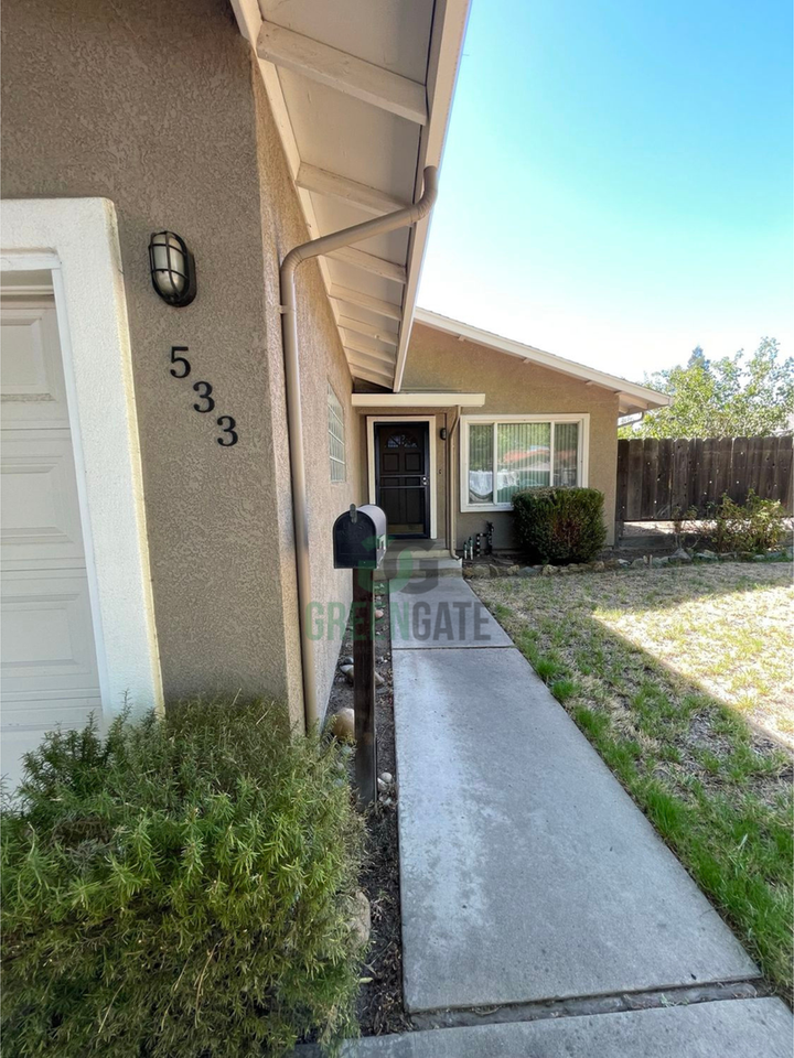 533 Arrowhead Ct - Photo 3 of 34
