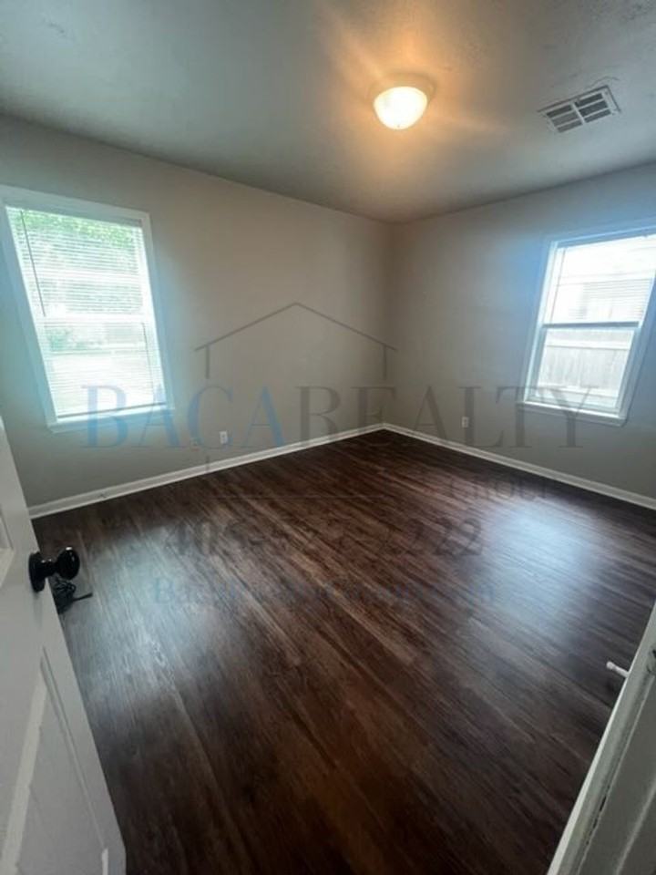 721 Nebraska St - Photo 6 of 10