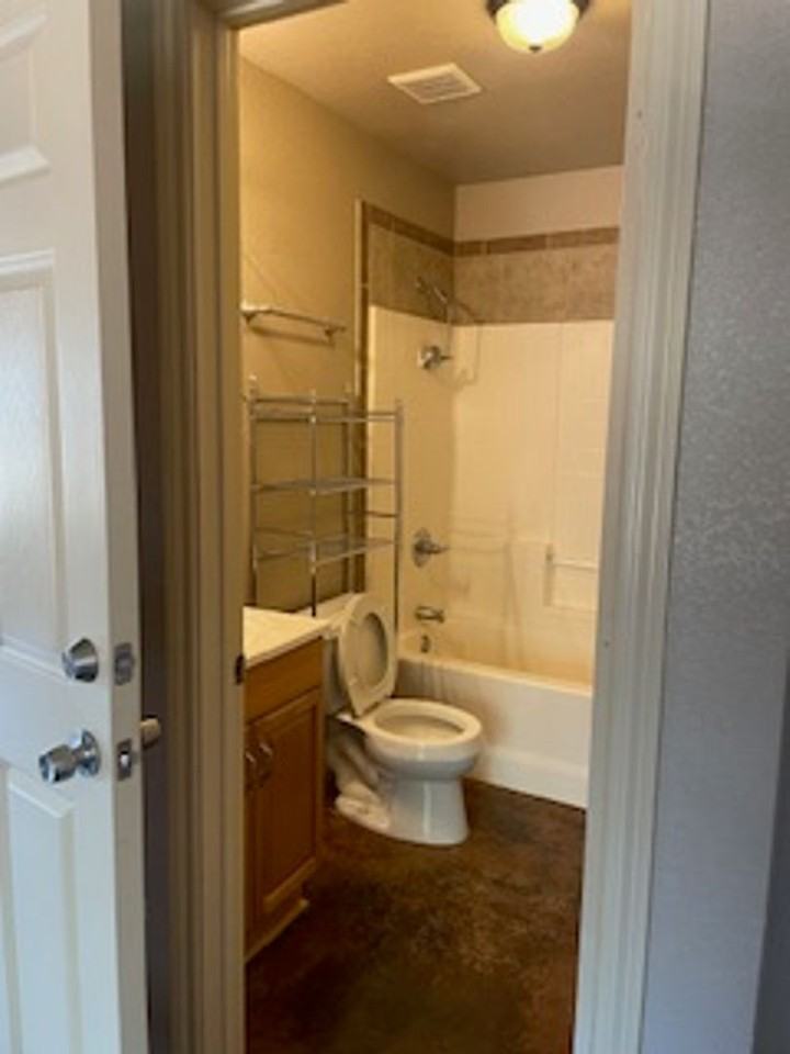 904 E Hook St - Photo 6 of 10
