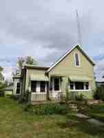 featured image of 208 Crescent St