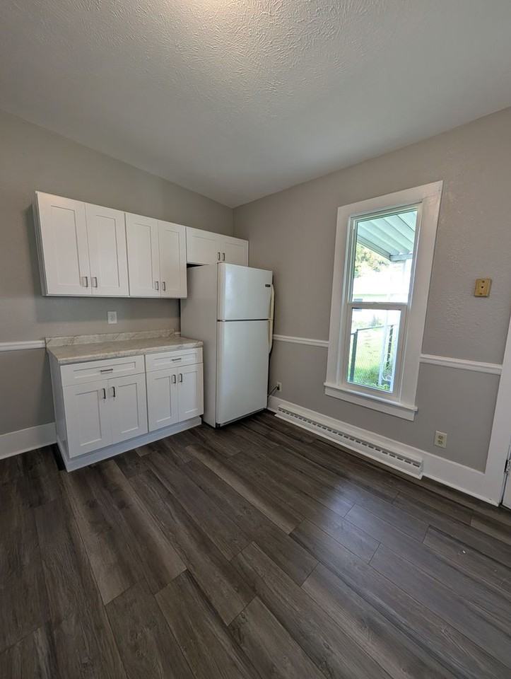 208 Crescent St - Photo 4 of 9