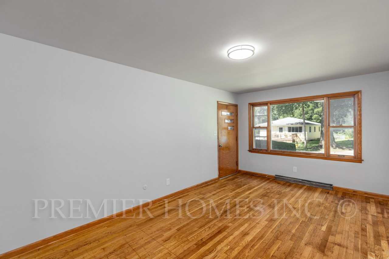 1012 Saxon Ave - Photo 3 of 15