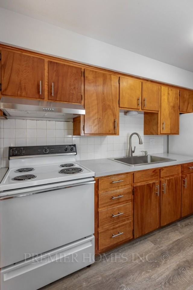 1012 Saxon Ave - Photo 7 of 15