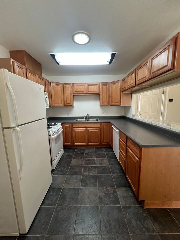 22857 Sanford St - Photo 5 of 16