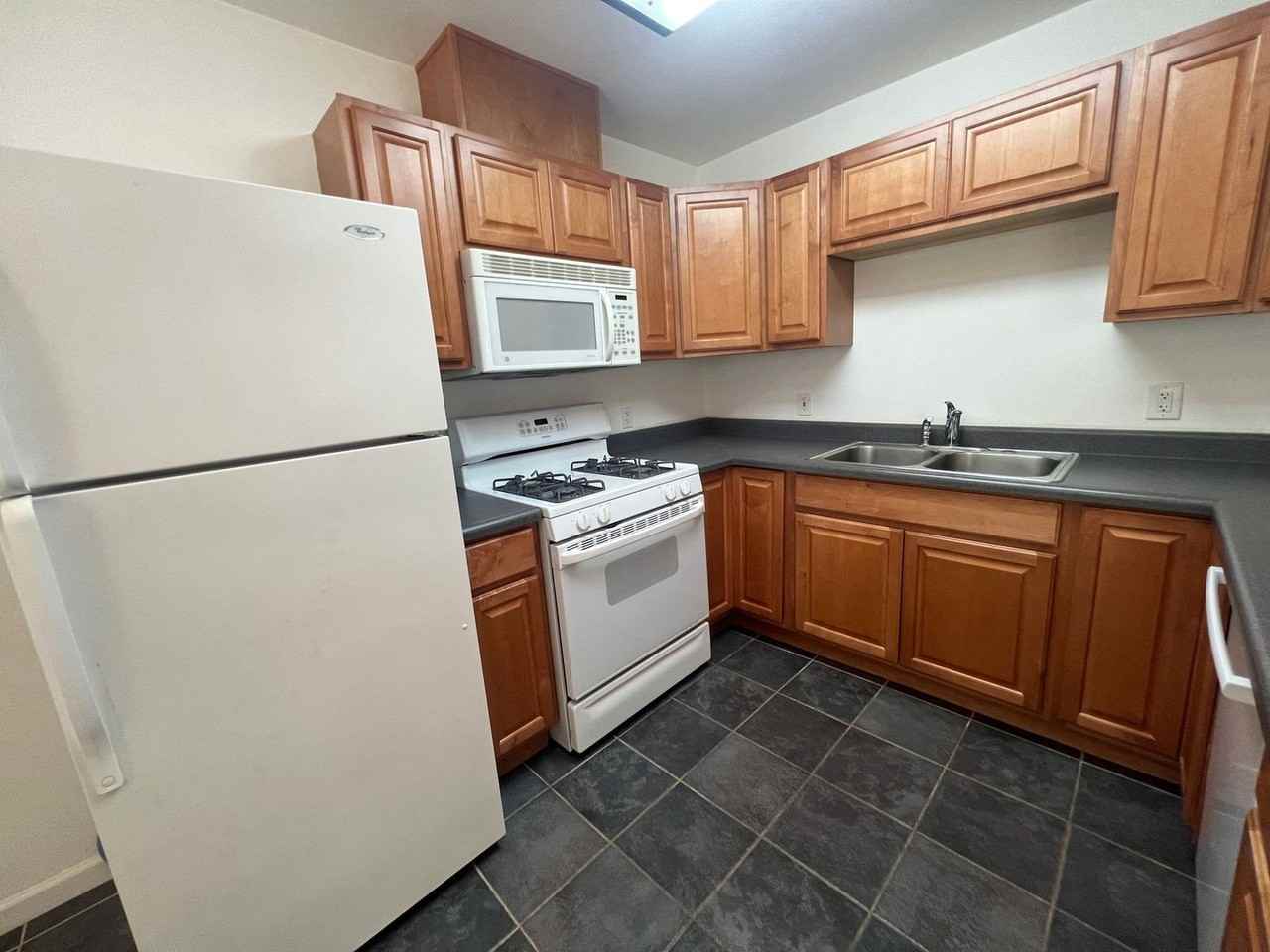 22857 Sanford St - Photo 7 of 16