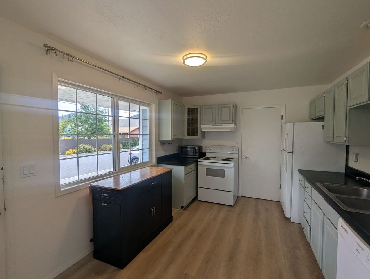 702 E Spokane Ave - Photo 4 of 20