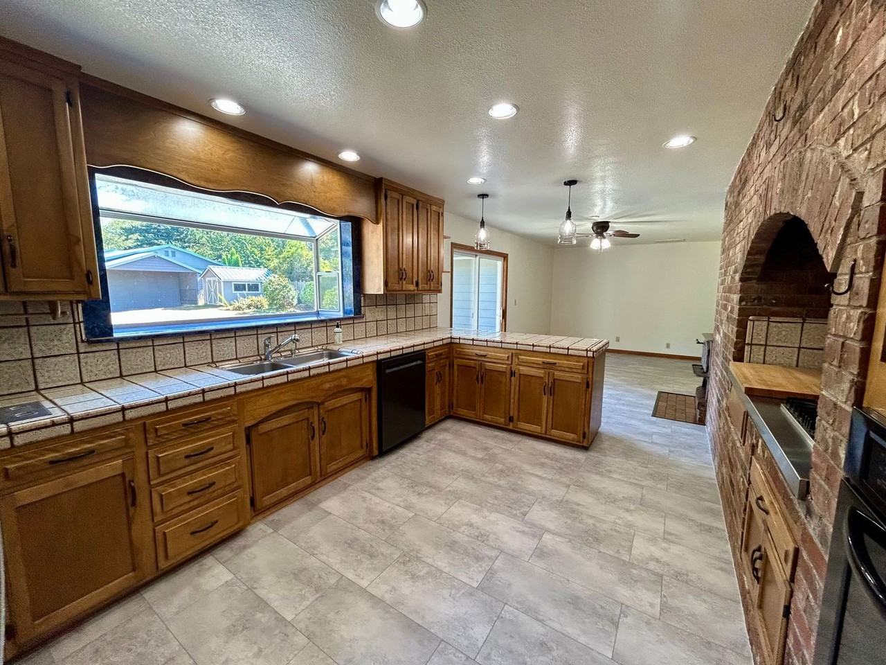 5166 Graveline Rd - Photo 7 of 38