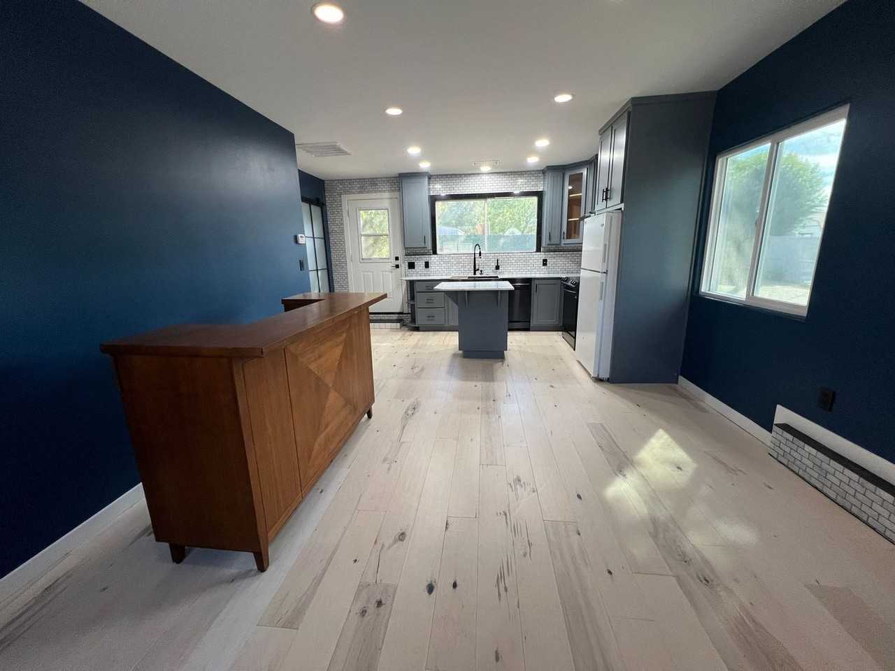 240 1/2 Beverley Ave - Photo 2 of 12
