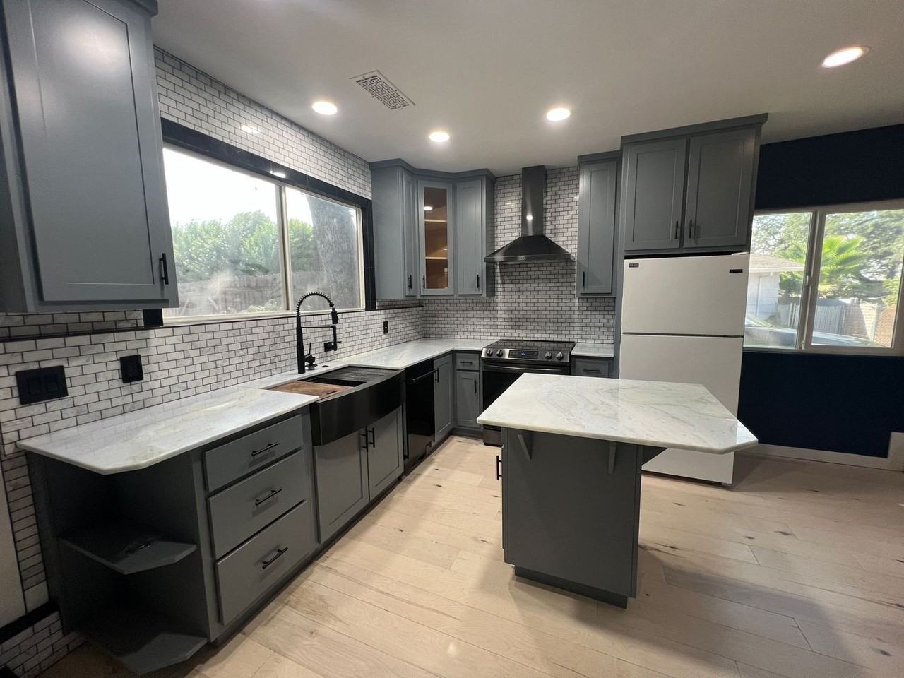 240 1/2 Beverley Ave - Photo 3 of 12