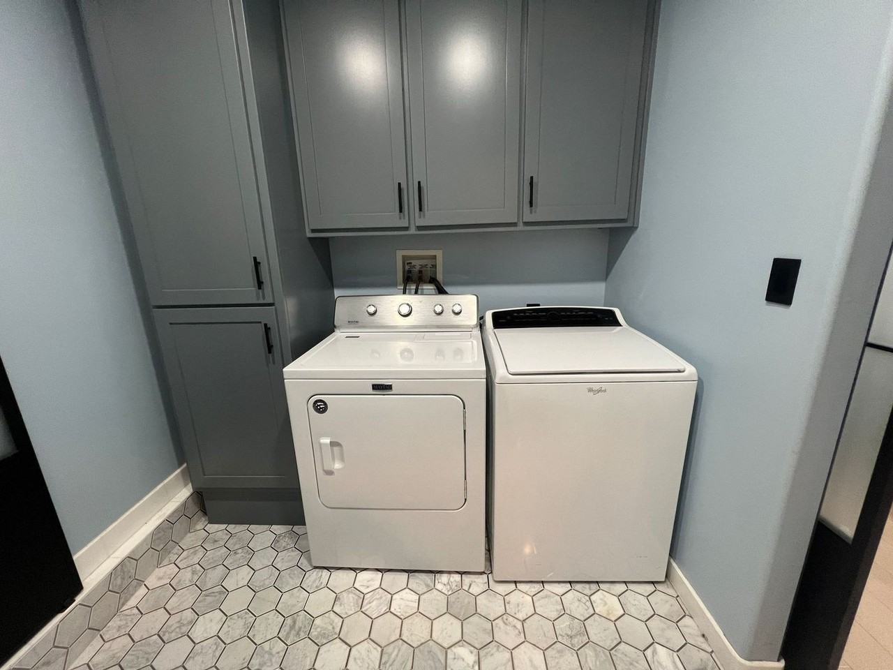 240 1/2 Beverley Ave - Photo 4 of 12