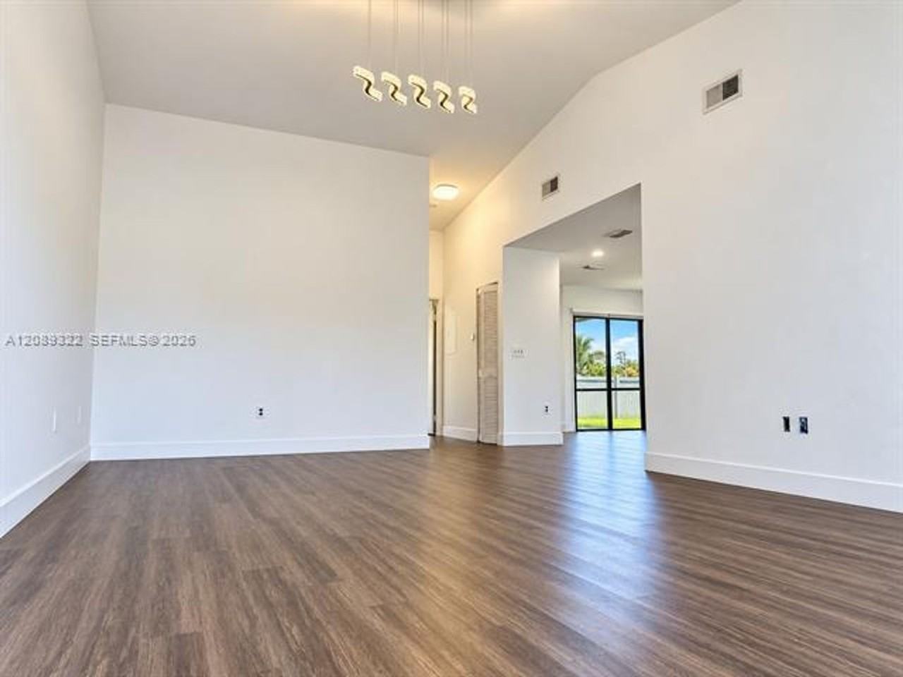1541 1541 N 14th Ter th 1541 - Photo 5 of 36