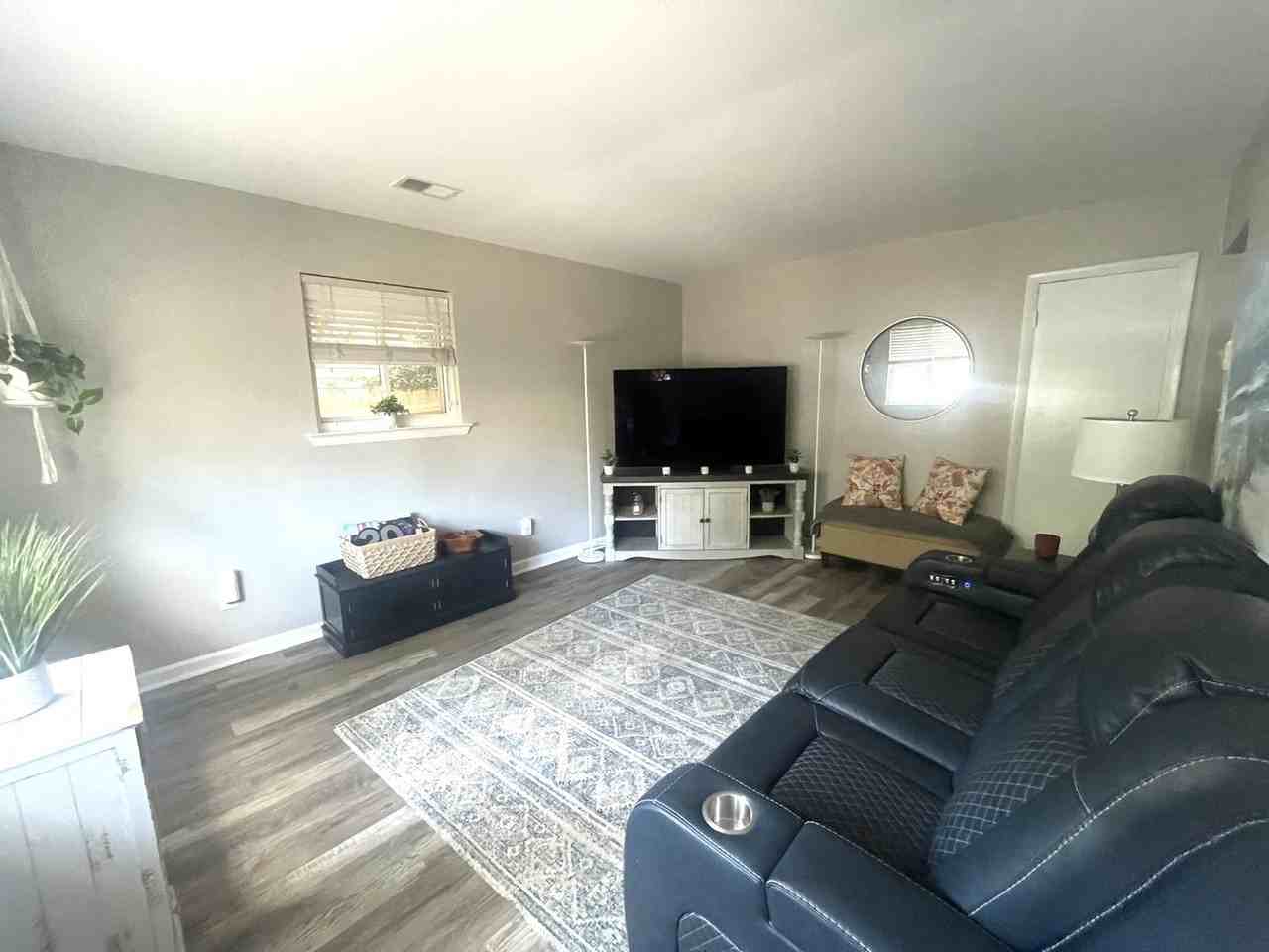 2217 Oak St - Photo 5 of 28