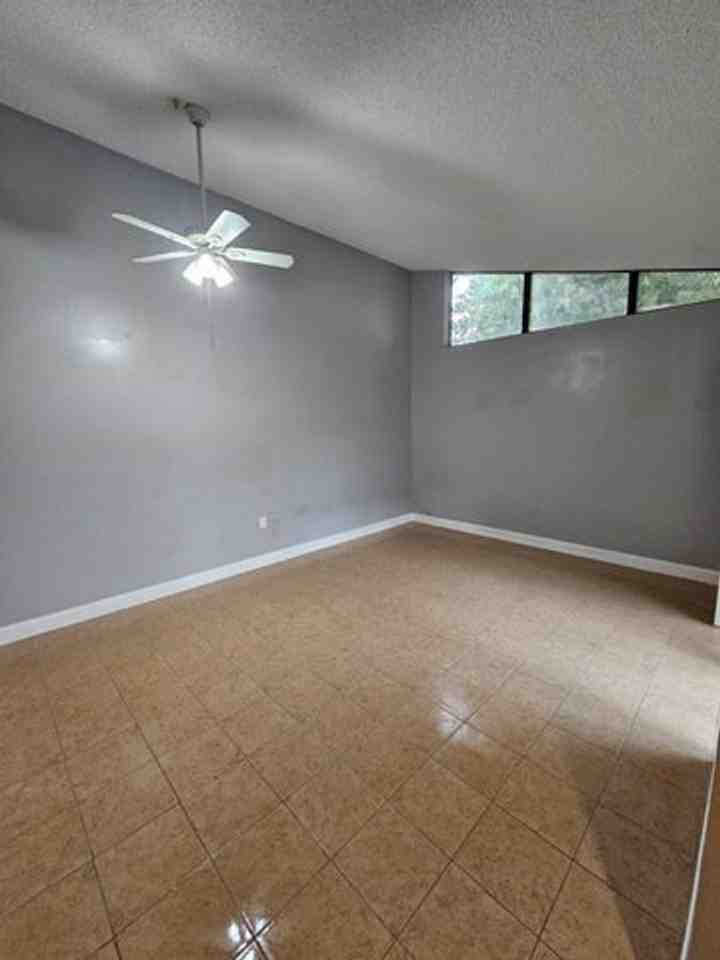 4552 Nw 185th St - Photo 5 of 13