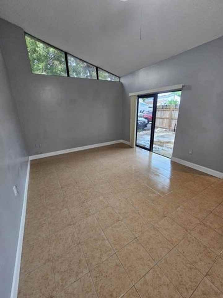 4552 Nw 185th St - Photo 6 of 13