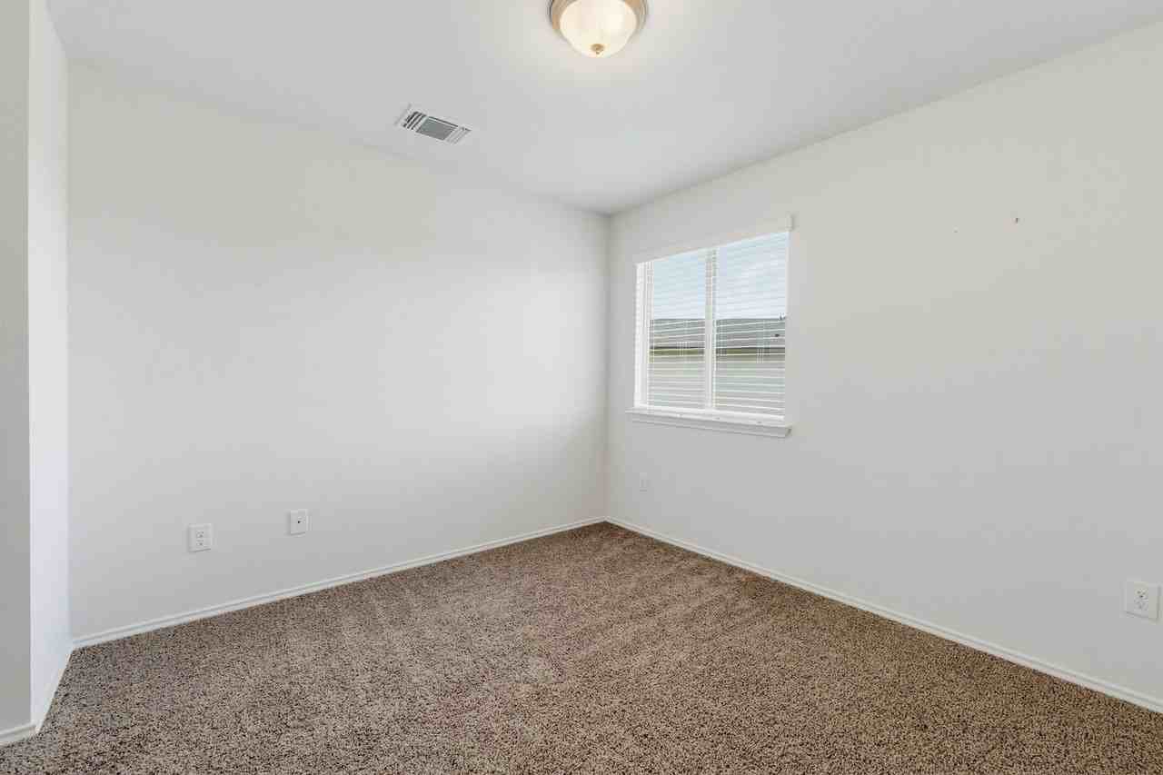 2044 Mallard Ct - Photo 4 of 24
