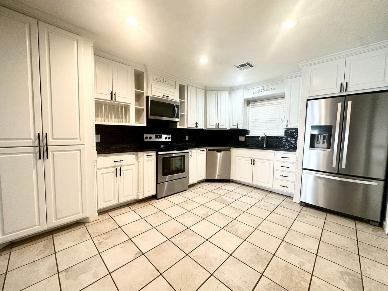 1803 Nw 75th St - Photo 2 of 33