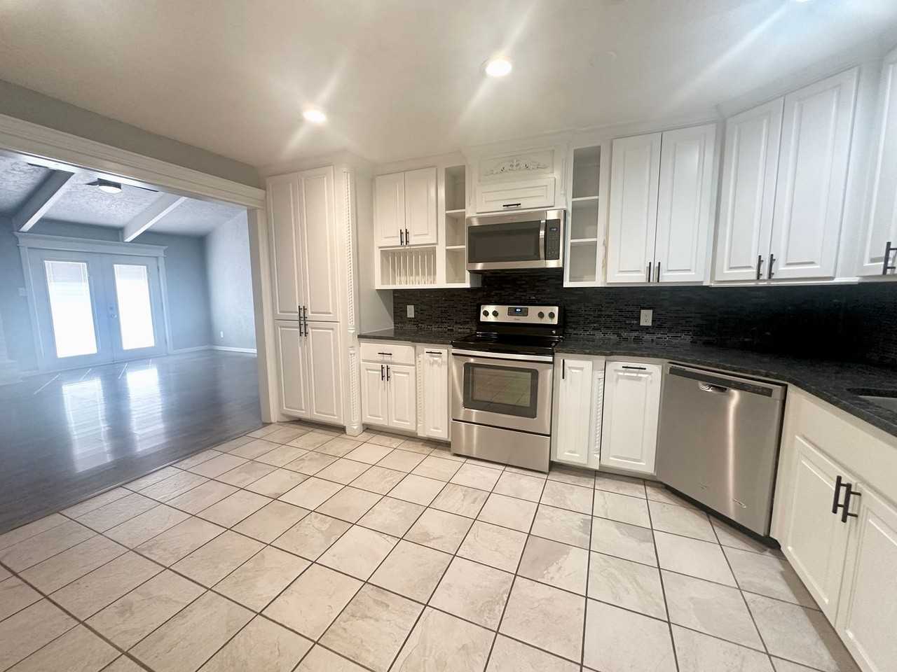 1803 Nw 75th St - Photo 5 of 33