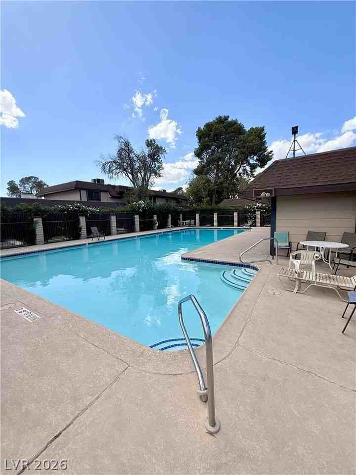 6122 Meadow View Ln - Photo 4 of 41